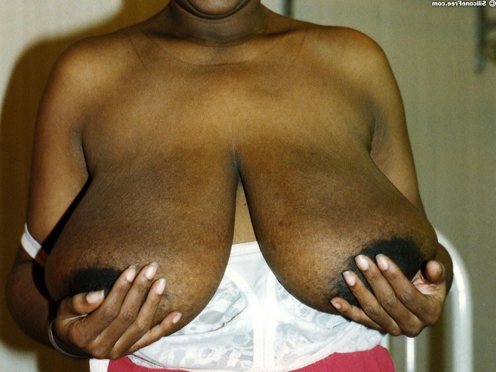 Cindy Busty schwarzes Mädchen in einem roten Oberteil und Hosen