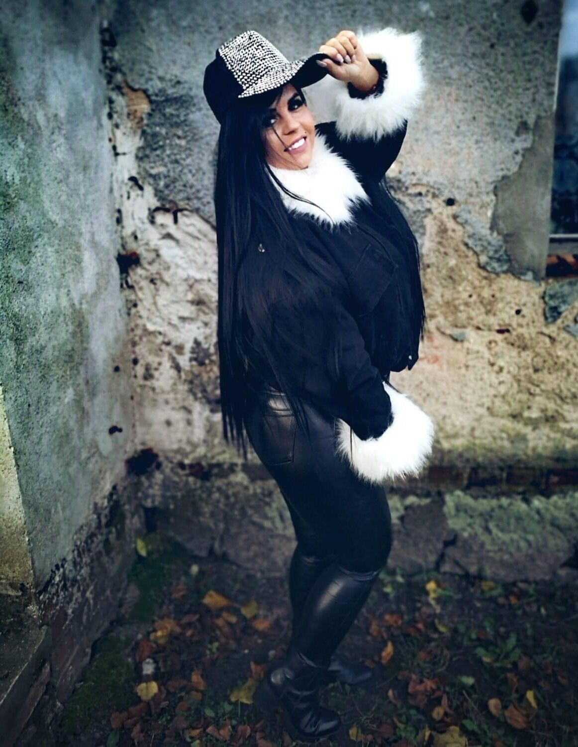 Sexy mollige Hottie mit großen Brüsten und Rabenhaaren