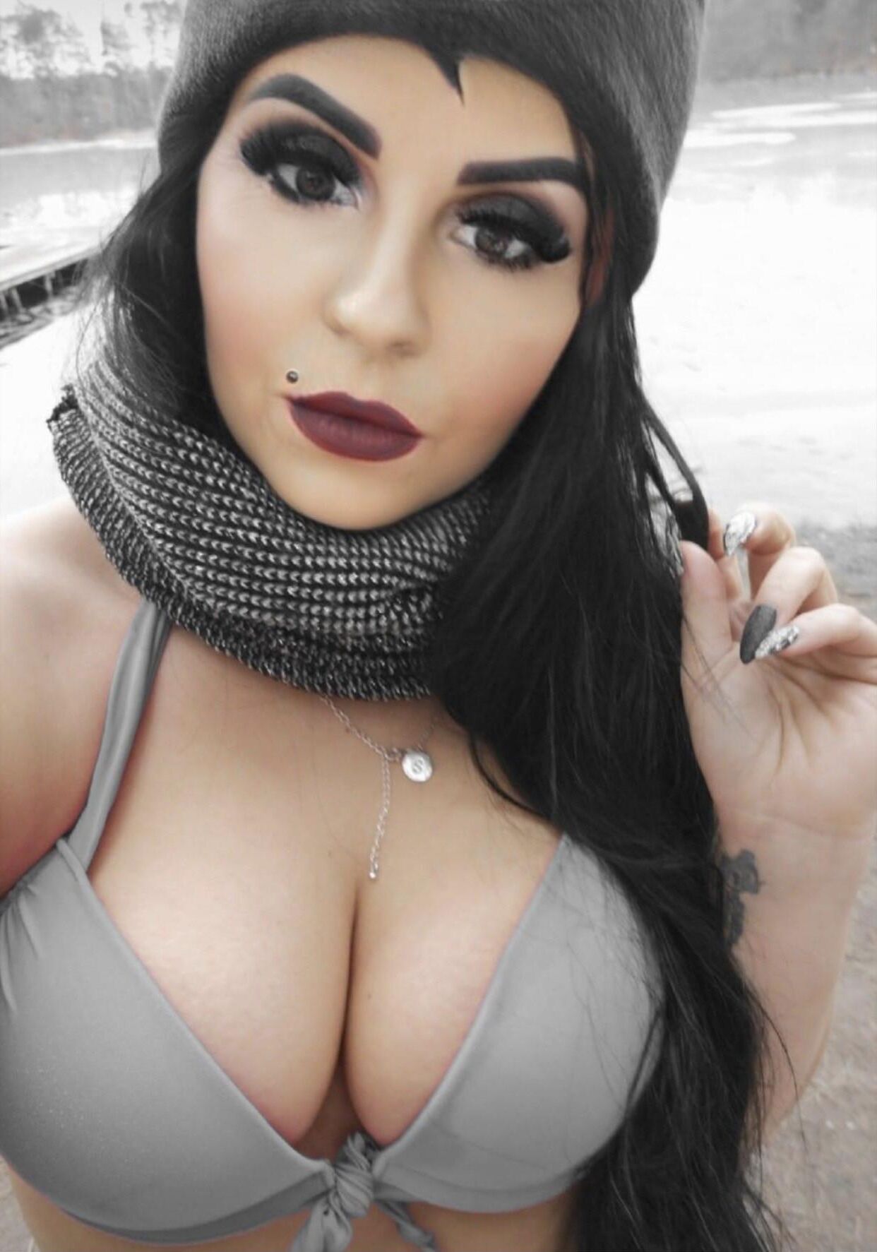 Sexy mollige Hottie mit großen Brüsten und Rabenhaaren