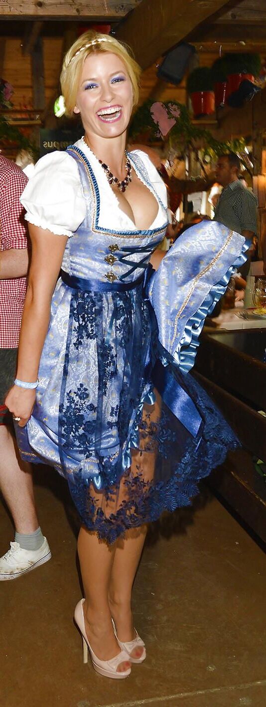 Fesche Madln im Dirndl zum Vierhundertviert`n