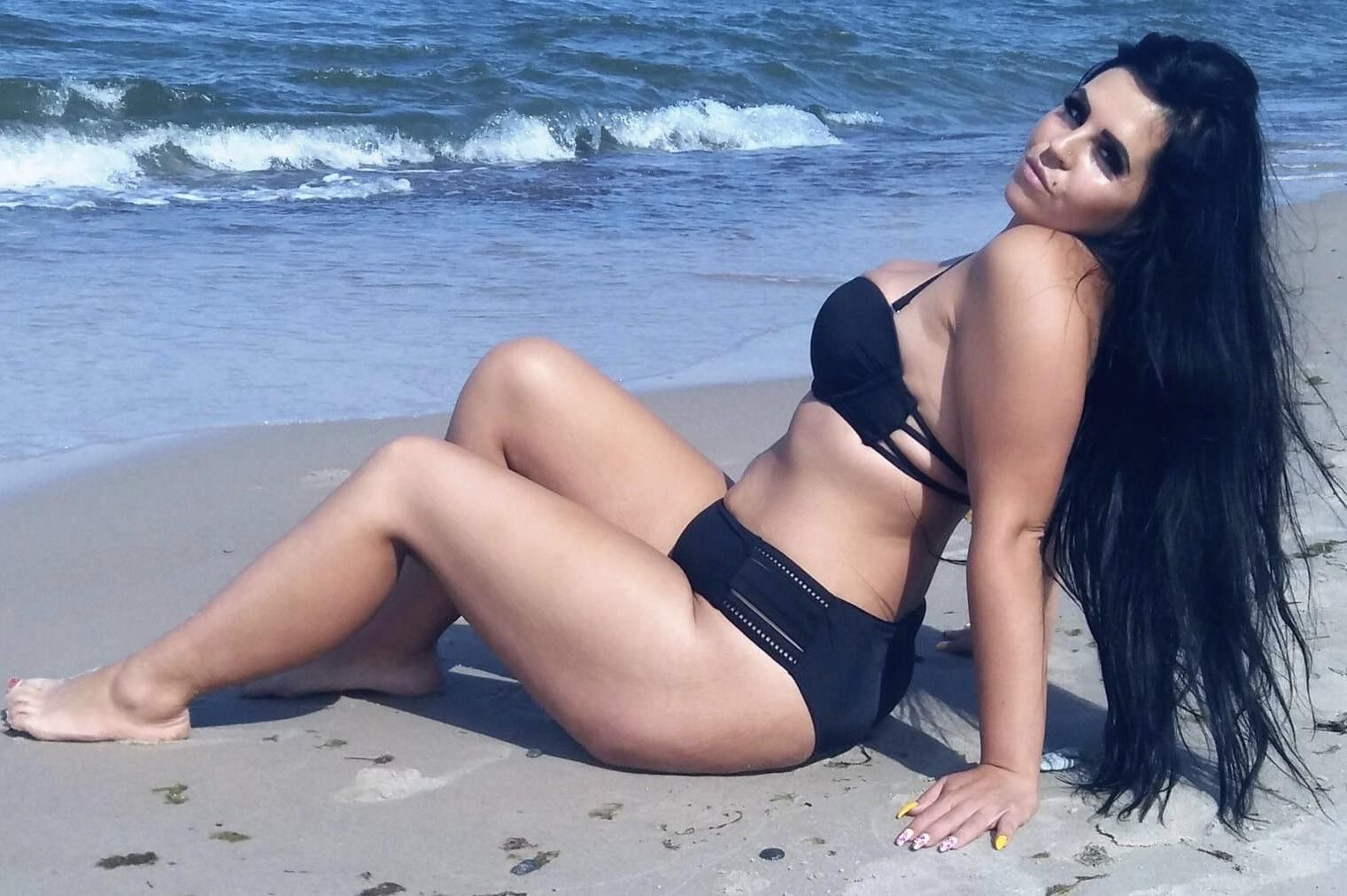 Sexy mollige Hottie mit großen Brüsten und Rabenhaaren