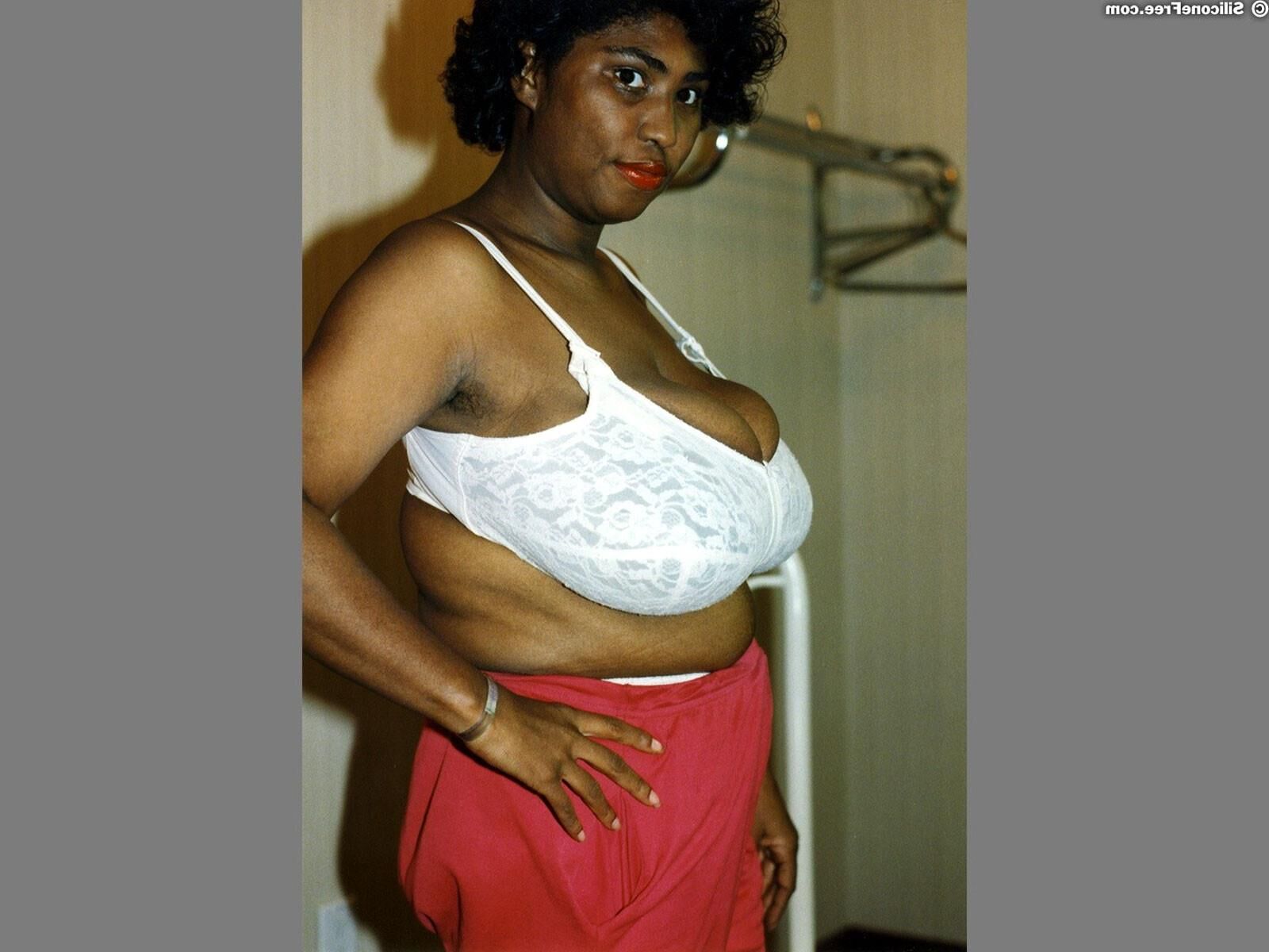 Cindy Busty schwarzes Mädchen in einem roten Oberteil und Hosen