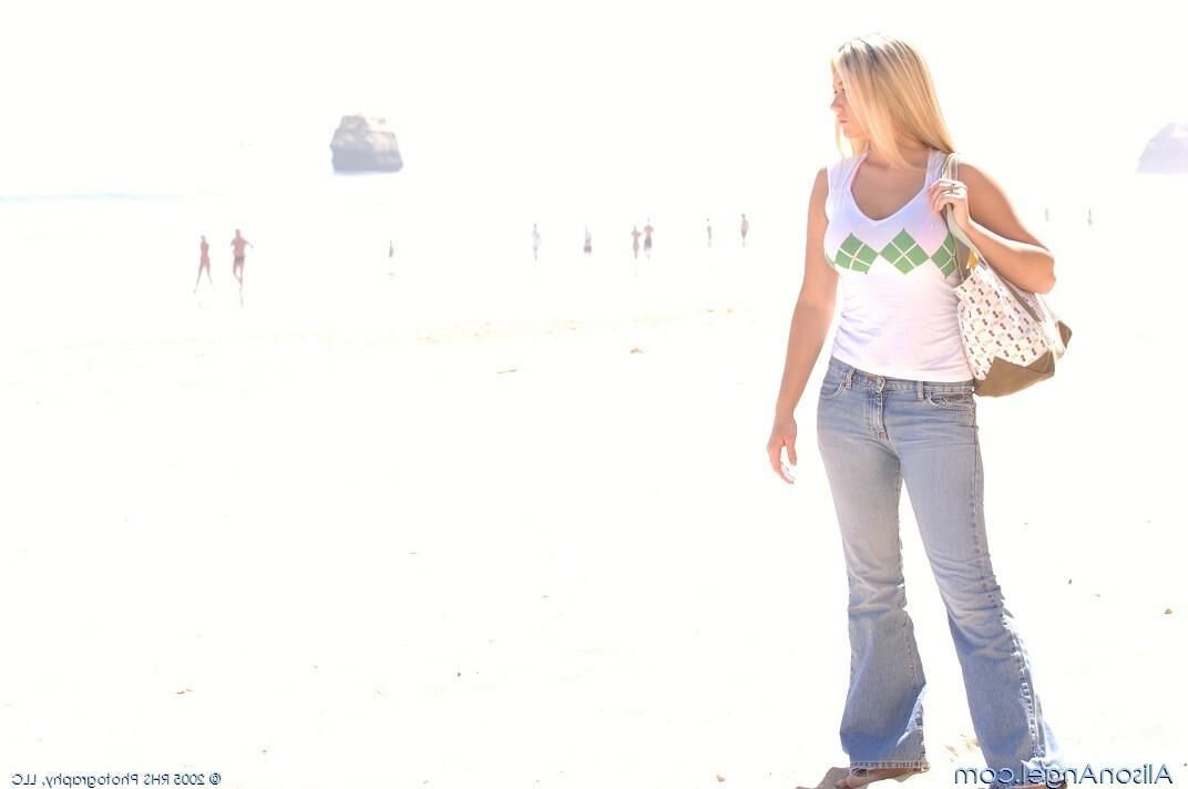 Alison Angel Blonde, Brüste und Strand