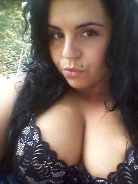 Sexy mollige Hottie mit großen Brüsten und Rabenhaaren