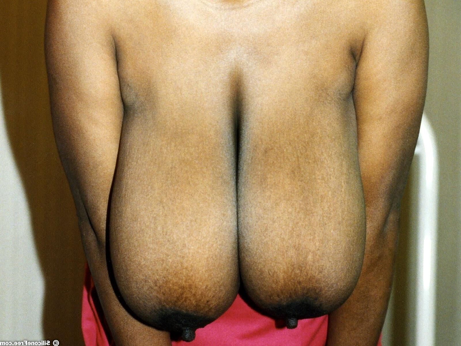 Cindy Busty schwarzes Mädchen in einem roten Oberteil und Hosen