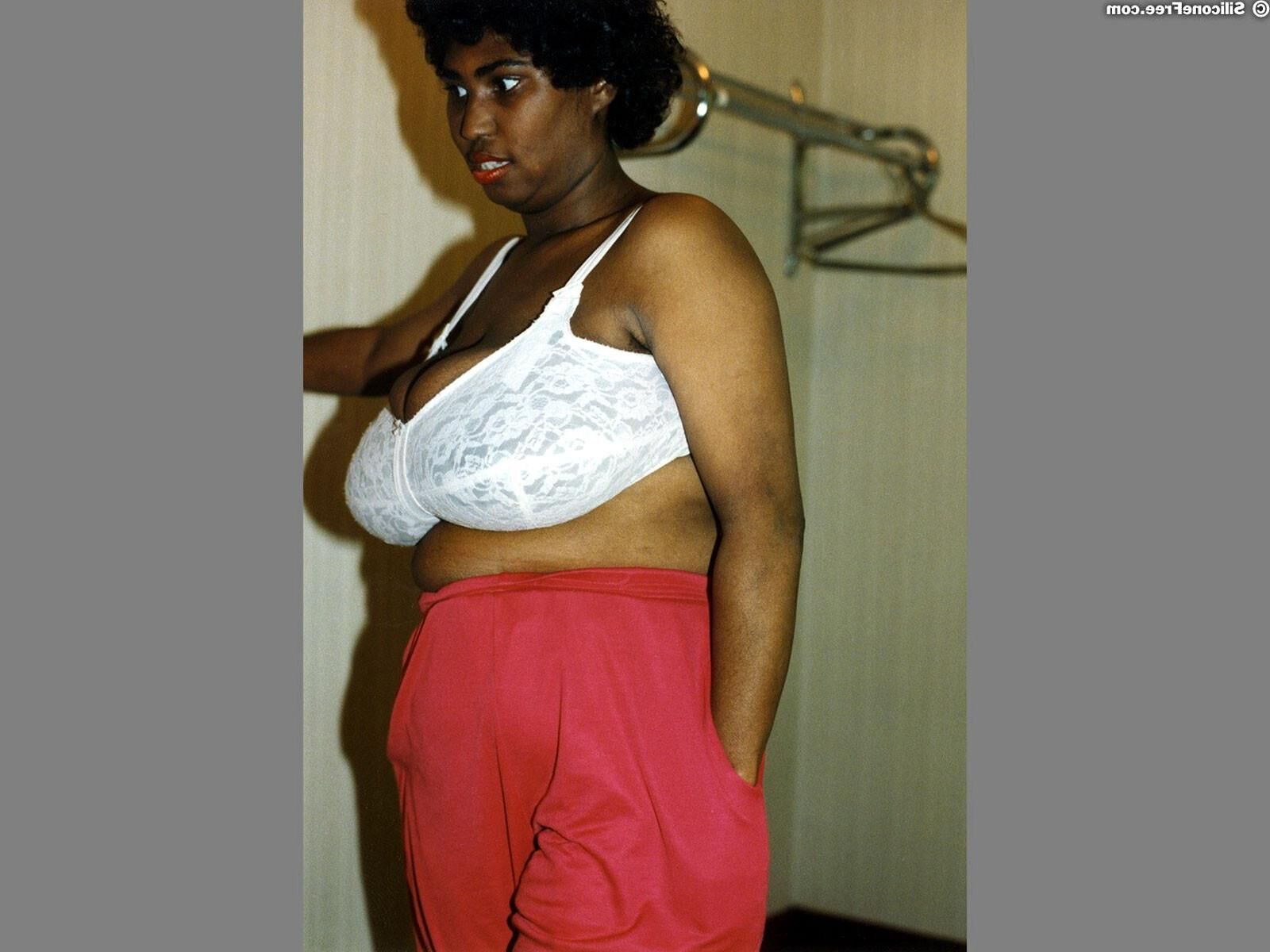 Cindy Busty schwarzes Mädchen in einem roten Oberteil und Hosen
