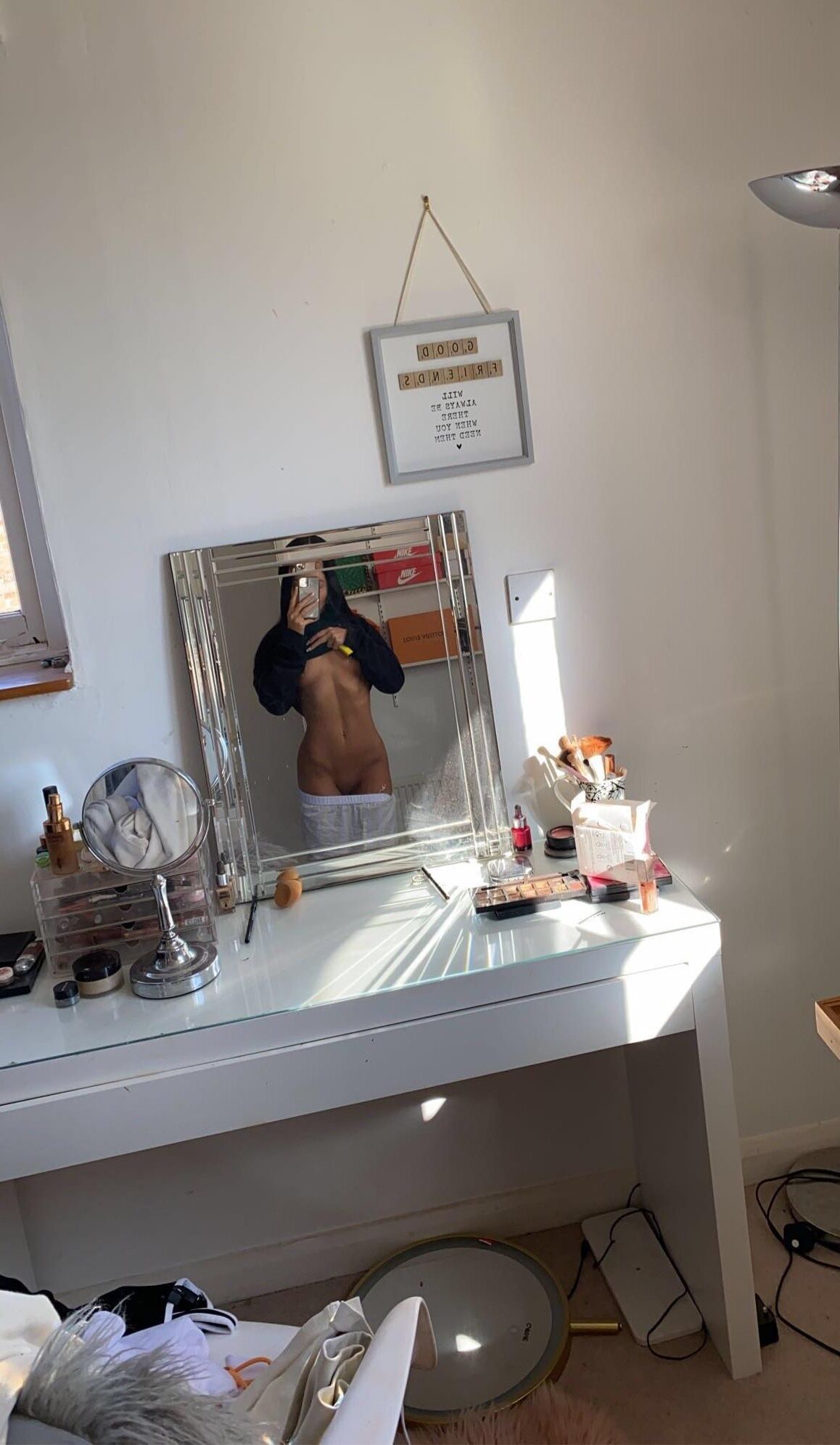 Immy expõe seu corpo nu para todos vocês.