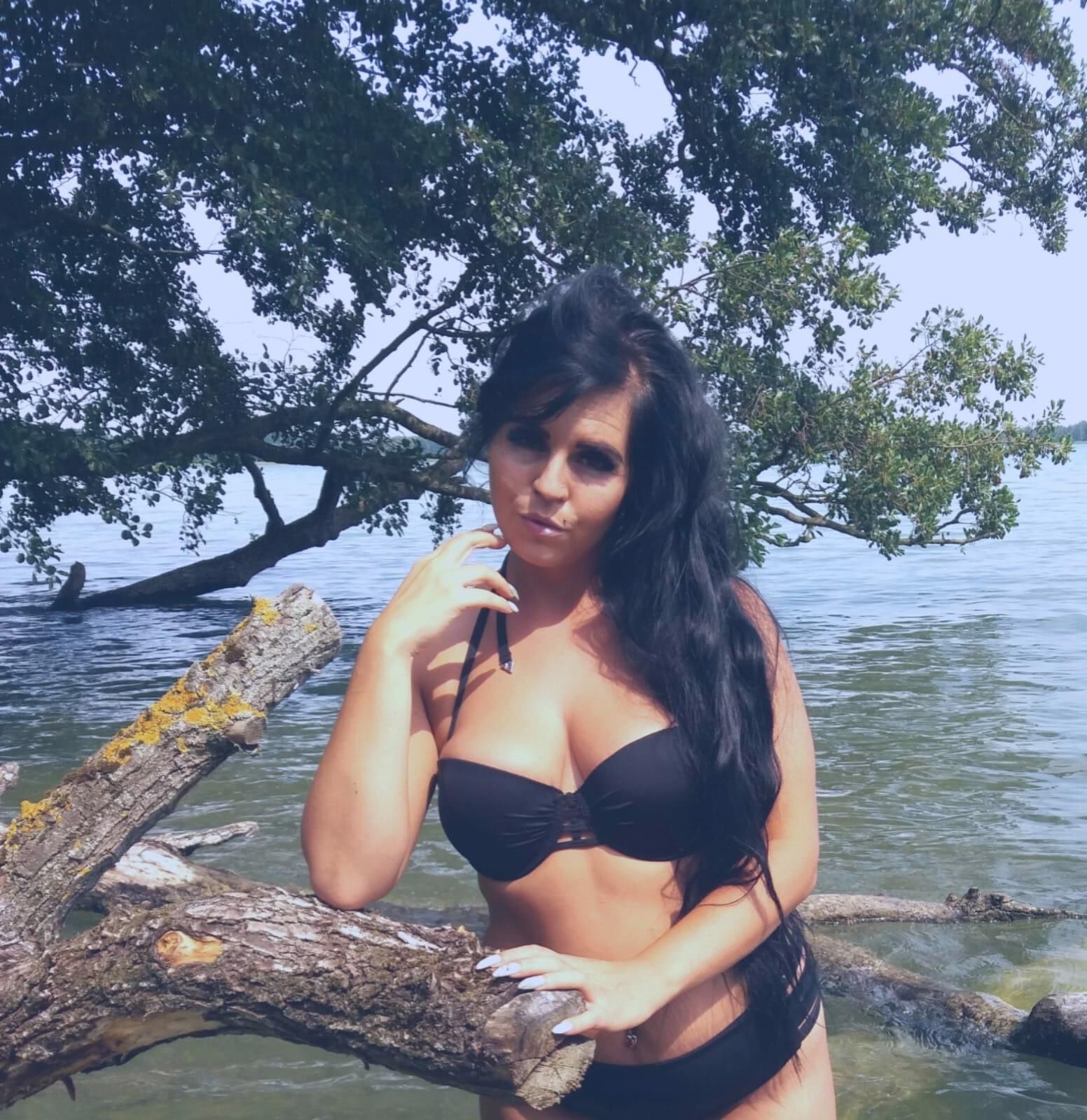 Sexy mollige Hottie mit großen Brüsten und Rabenhaaren