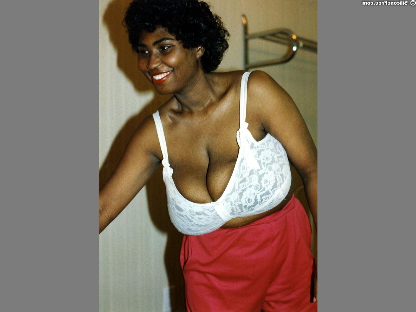 Cindy Busty schwarzes Mädchen in einem roten Oberteil und Hosen