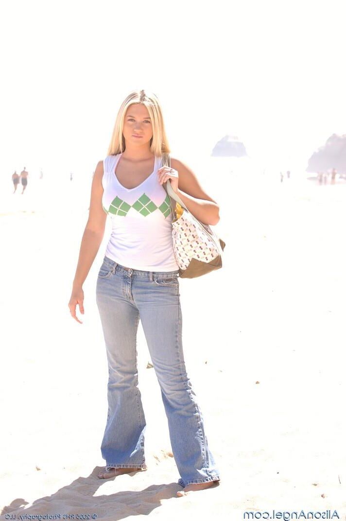 Alison Angel Blonde, Brüste und Strand