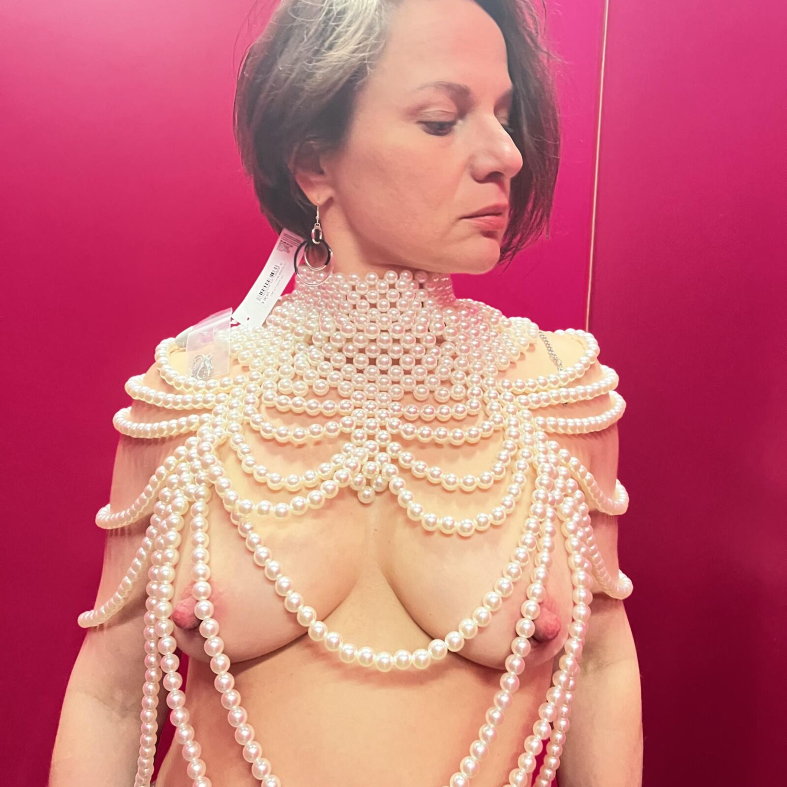 Madamed usando pérolas em peitos de leite flácido de mamilo grande