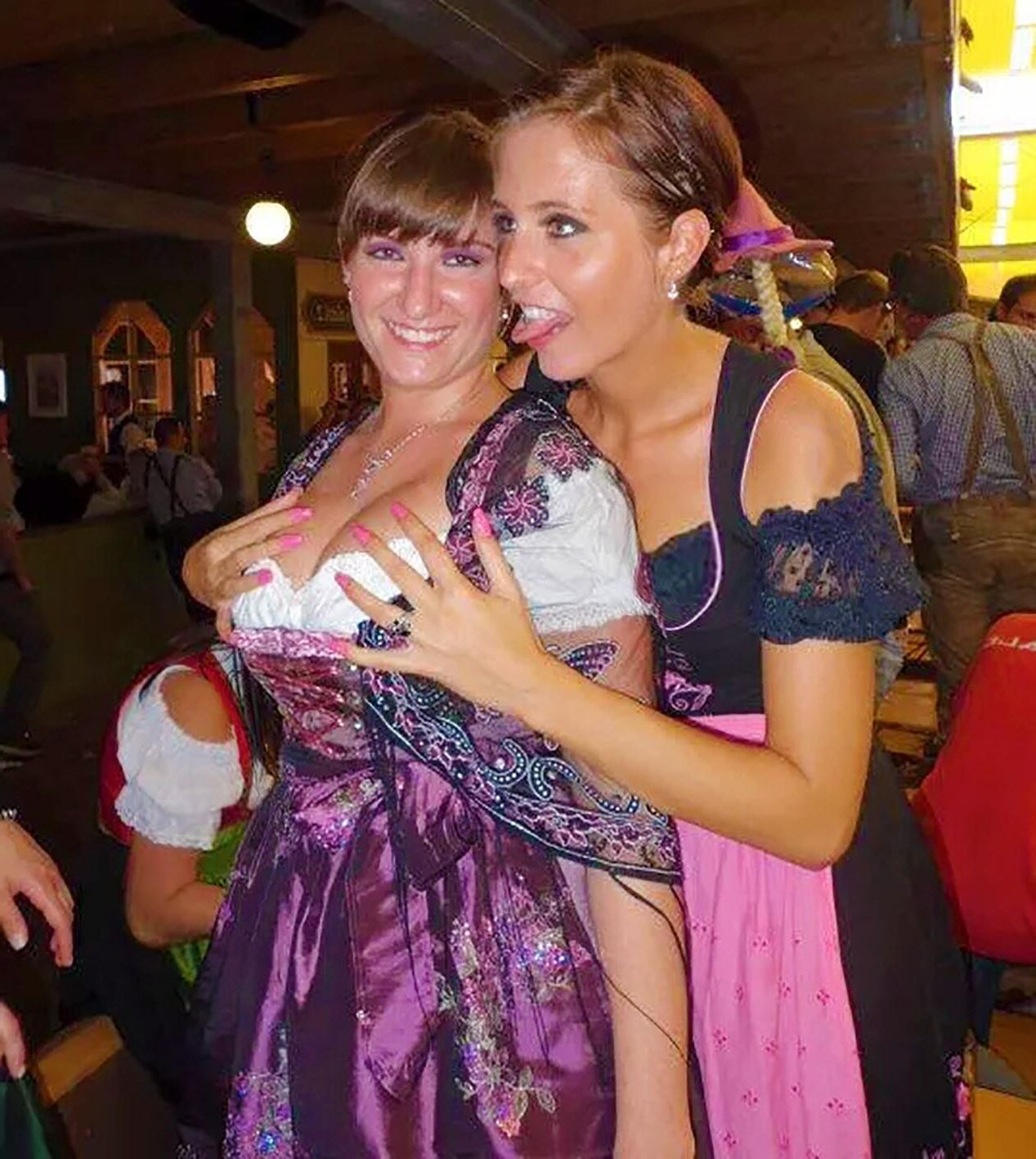 Fesche Madln im Dirndl zum Vierhundertviert`n