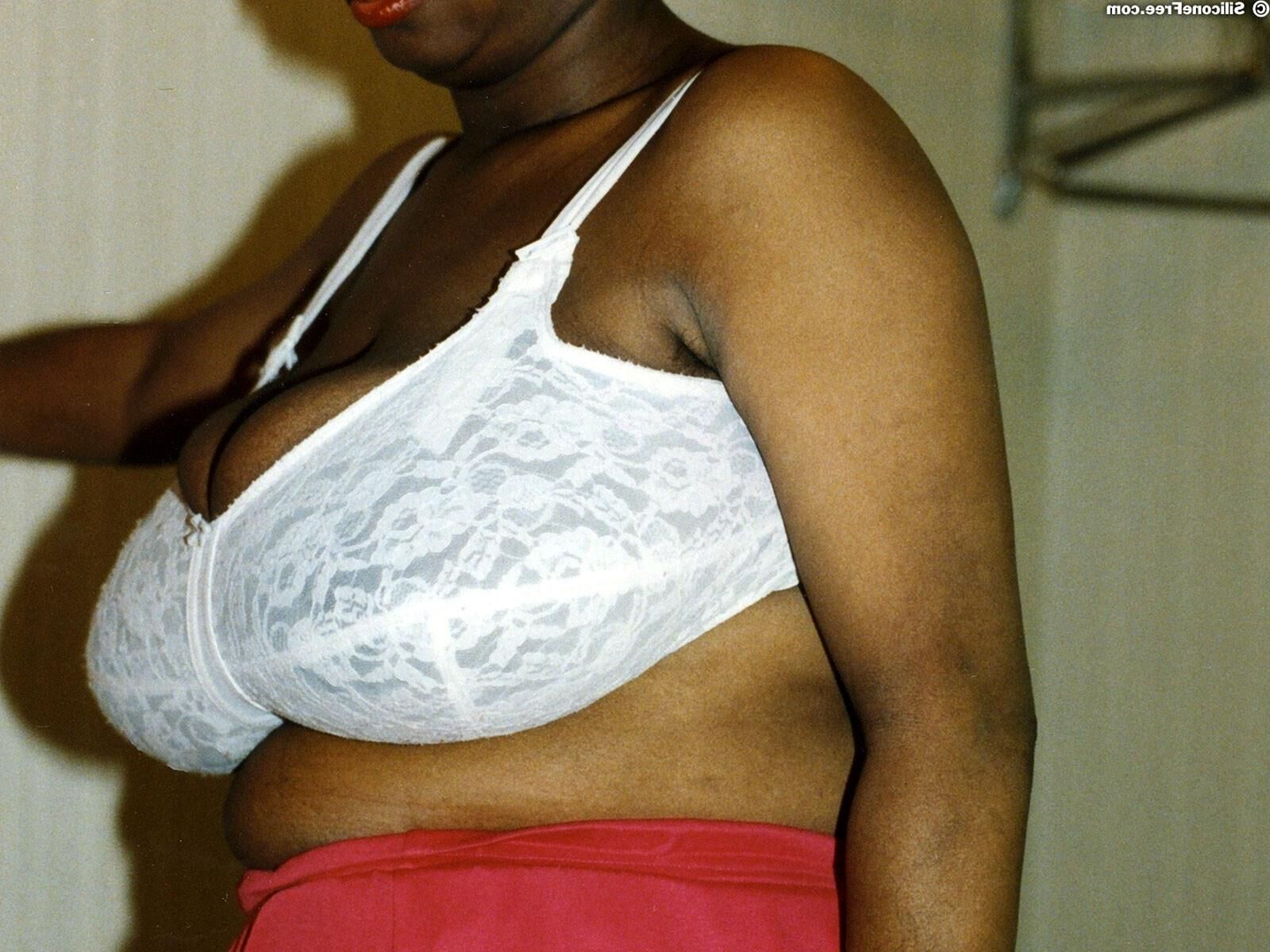 Cindy Busty schwarzes Mädchen in einem roten Oberteil und Hosen
