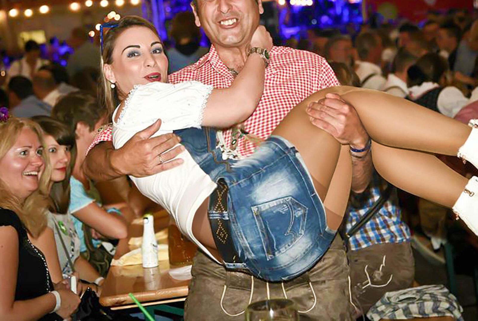 Fesche Madln im Dirndl zum Vierhundertviert`n