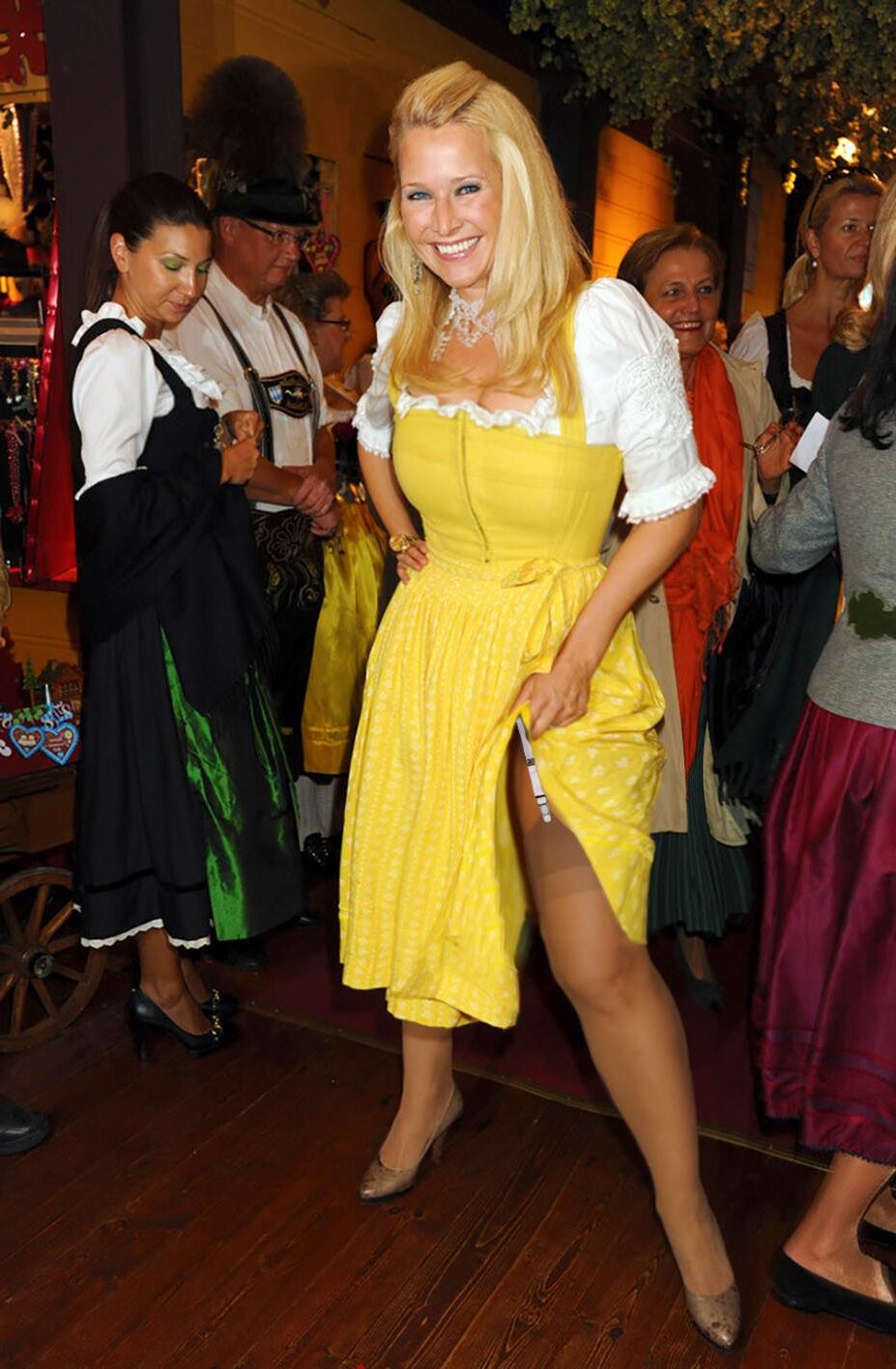 Fesche Madln im Dirndl zum Vierhundertviert`n