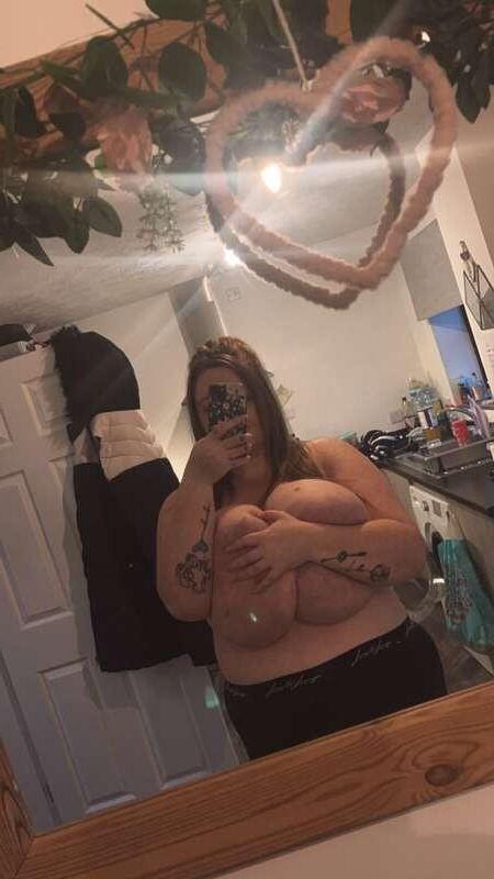 Kurze MILF, riesige Saggers