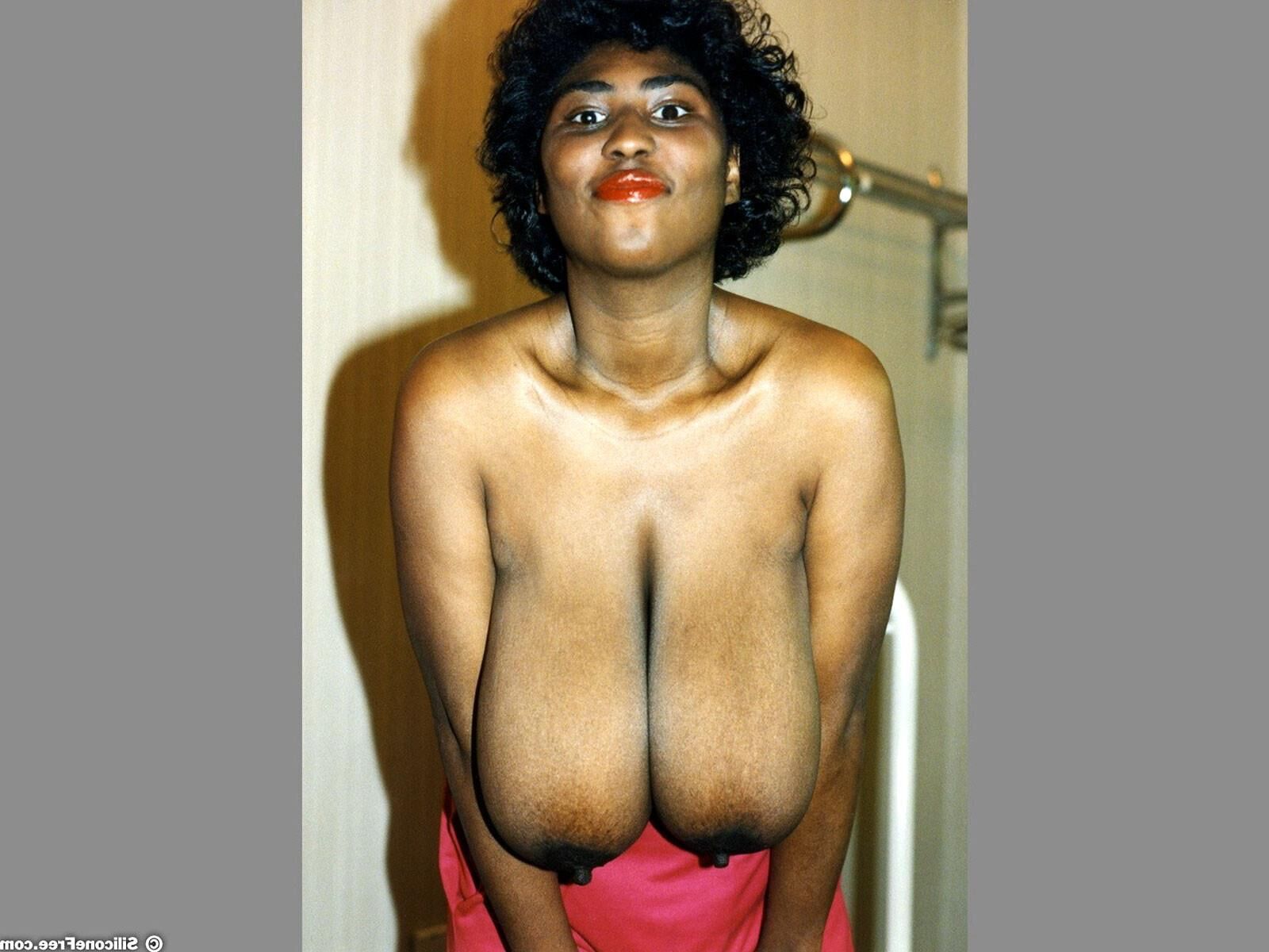 Cindy Busty schwarzes Mädchen in einem roten Oberteil und Hosen
