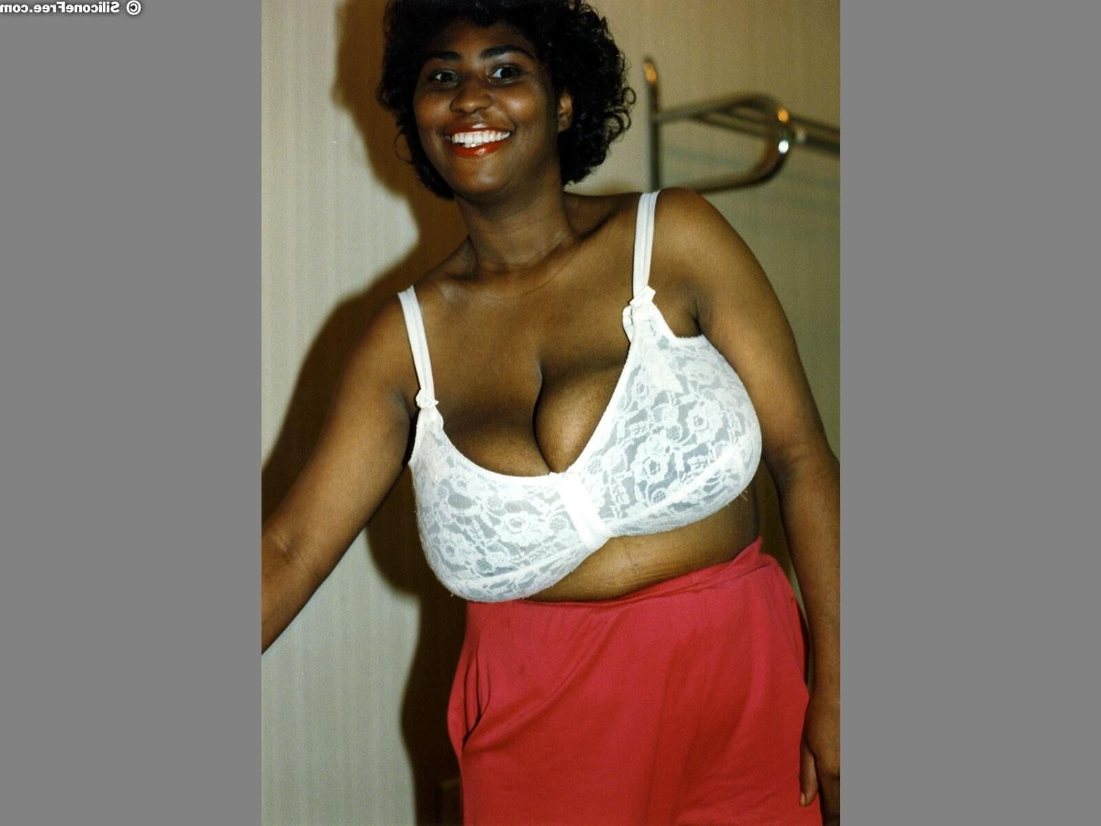 Cindy Busty schwarzes Mädchen in einem roten Oberteil und Hosen