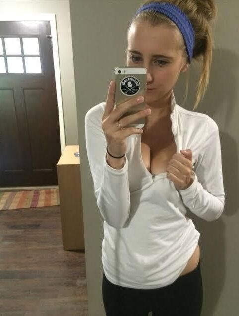 Abbie mostrando o corpo nu.