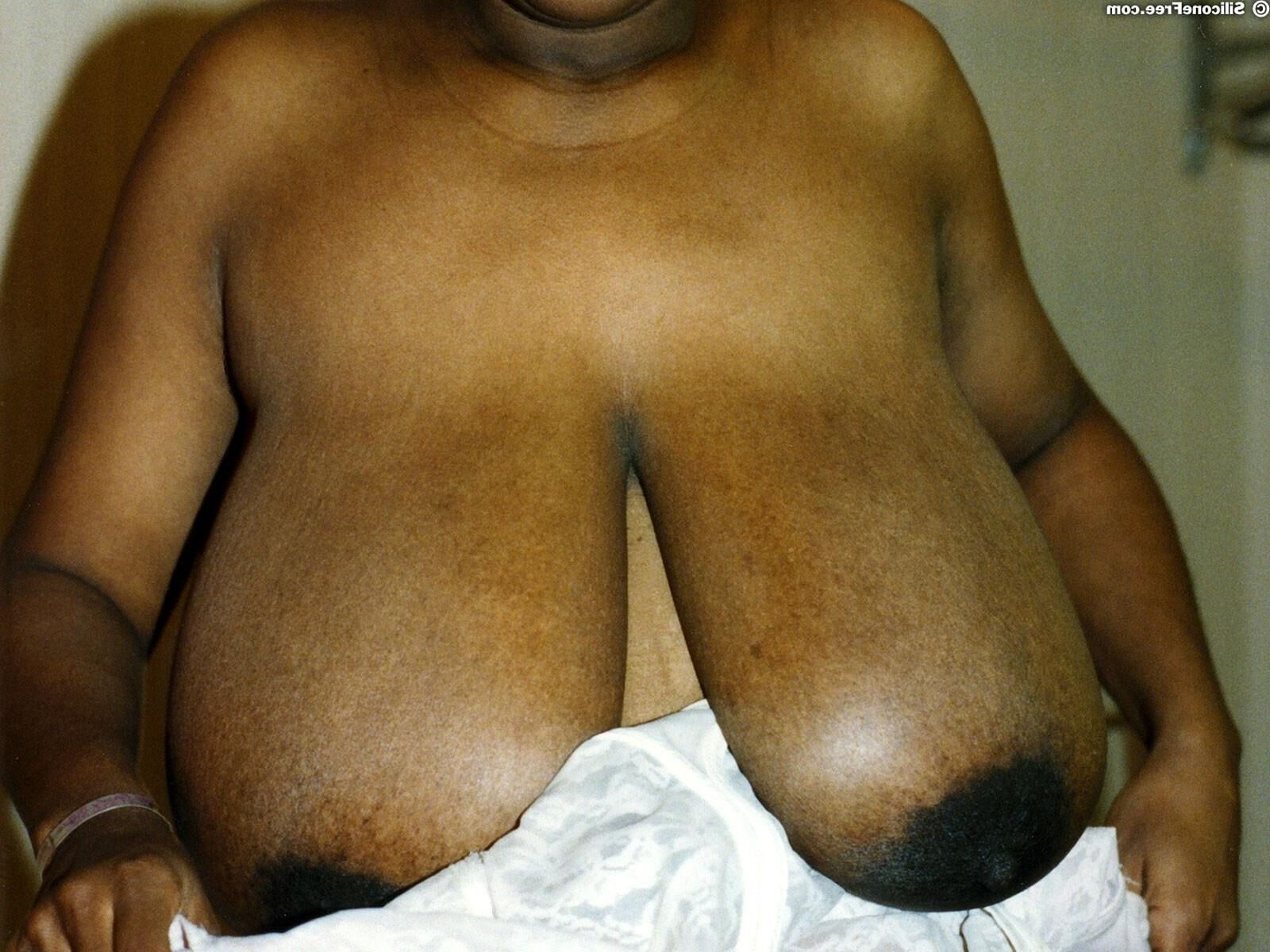 Cindy Busty schwarzes Mädchen in einem roten Oberteil und Hosen
