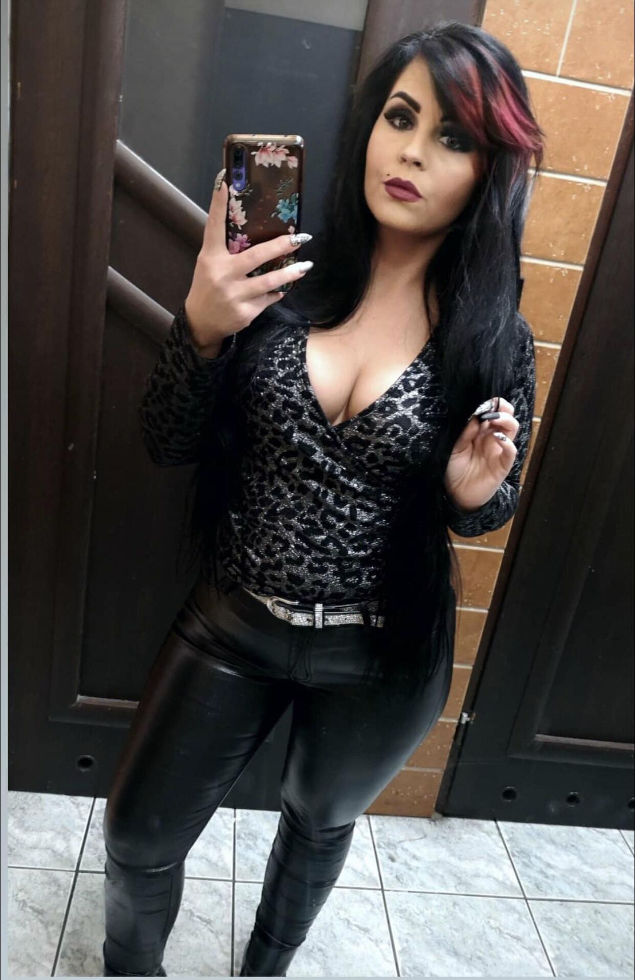 Sexy mollige Hottie mit großen Brüsten und Rabenhaaren