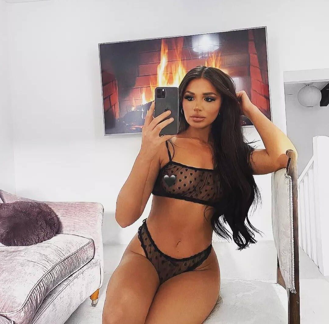 Immy expõe seu corpo nu para todos vocês.
