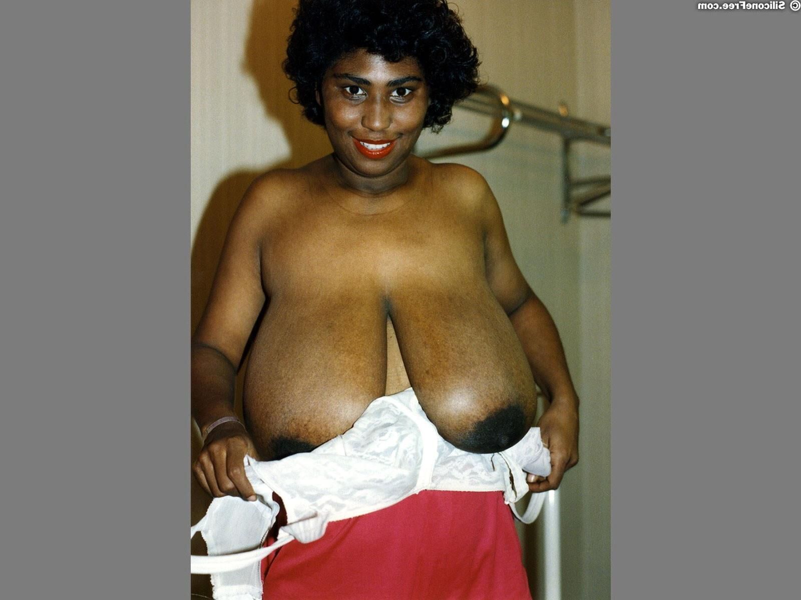 Cindy Busty schwarzes Mädchen in einem roten Oberteil und Hosen