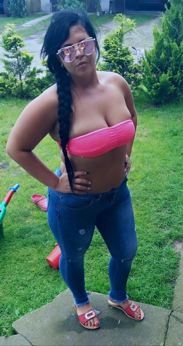 Sexy mollige Hottie mit großen Brüsten und Rabenhaaren