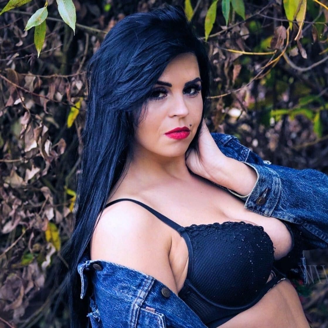 Sexy mollige Hottie mit großen Brüsten und Rabenhaaren