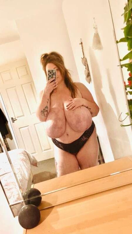 Kurze MILF, riesige Saggers