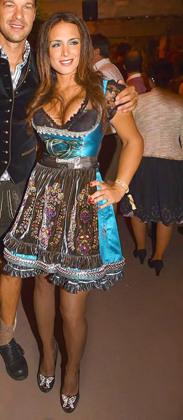 Fesche Madln im Dirndl zum Vierhundertviert`n