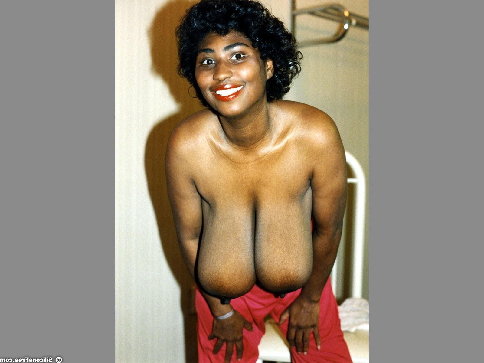 Cindy Busty schwarzes Mädchen in einem roten Oberteil und Hosen