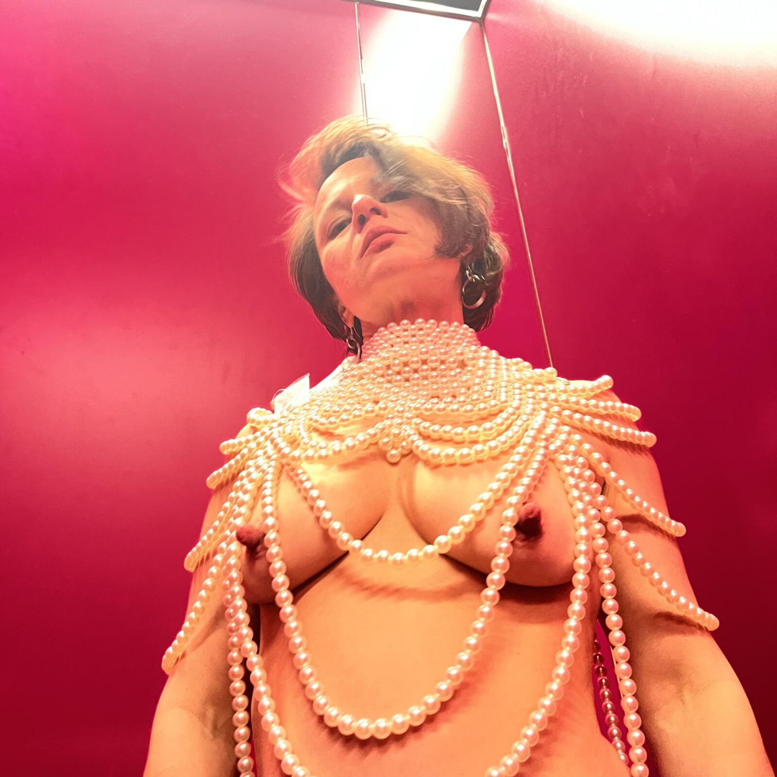 Madamed usando pérolas em peitos de leite flácido de mamilo grande