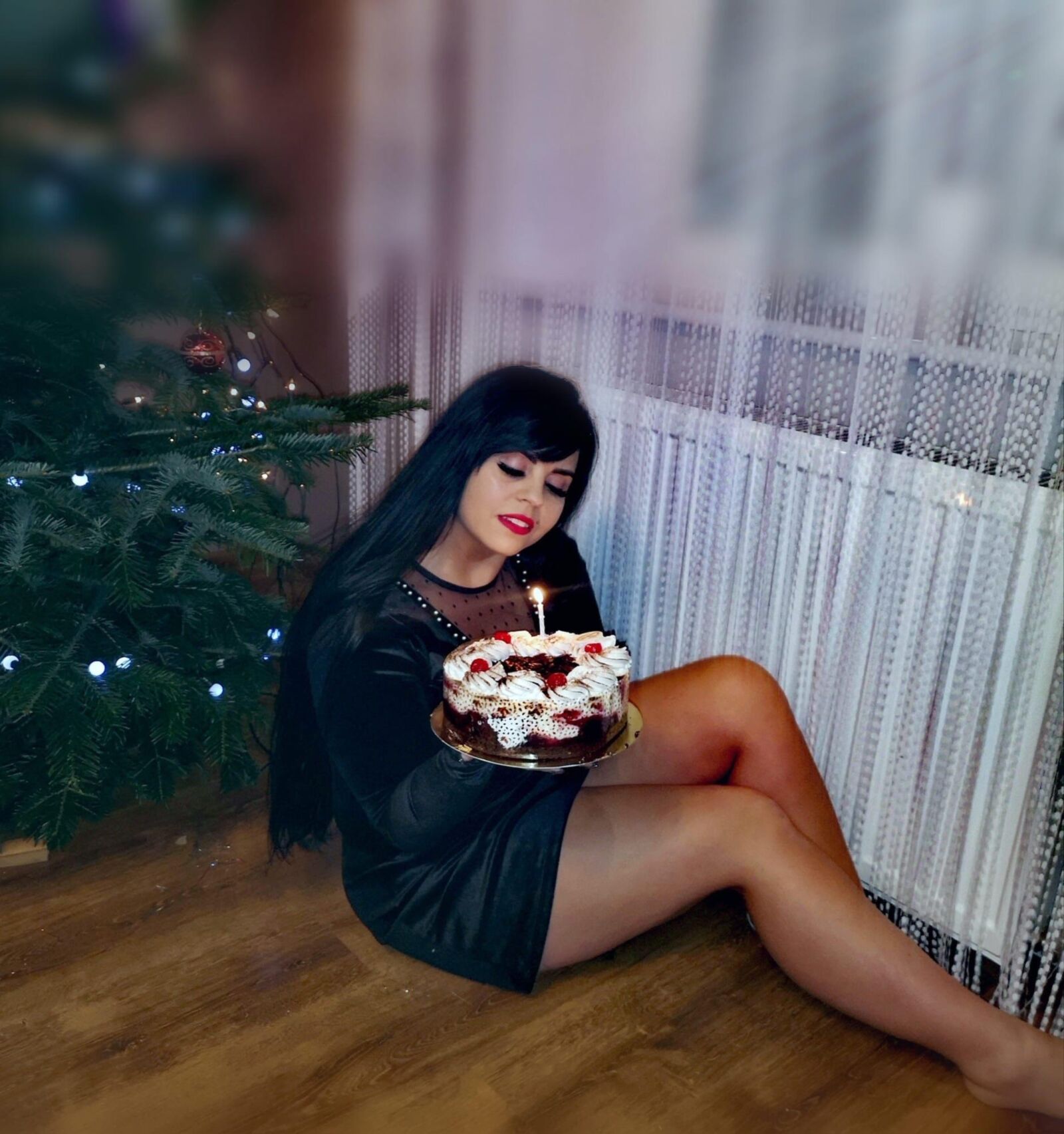 Sexy mollige Hottie mit großen Brüsten und Rabenhaaren