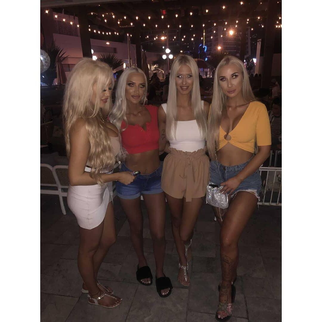 Mischung aus amerikanischen College -Schlampen und Aussie Uni -Schlampen oder Bimbos