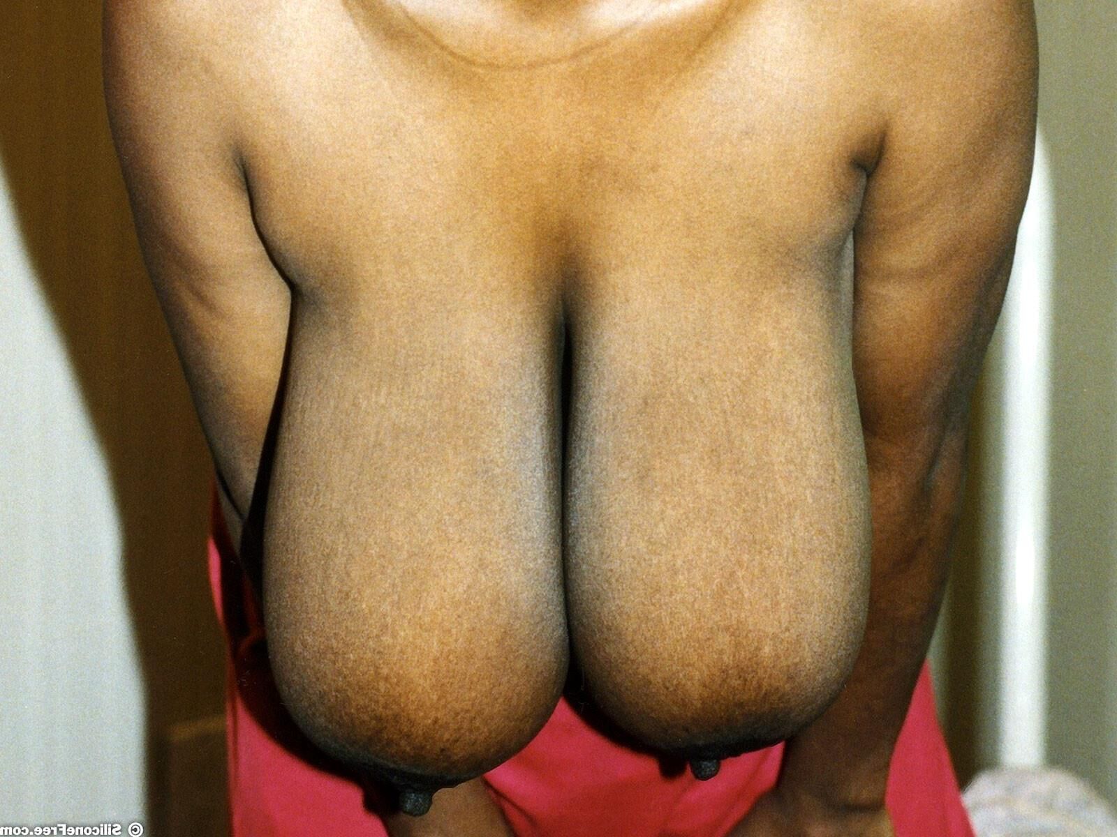 Cindy Busty schwarzes Mädchen in einem roten Oberteil und Hosen