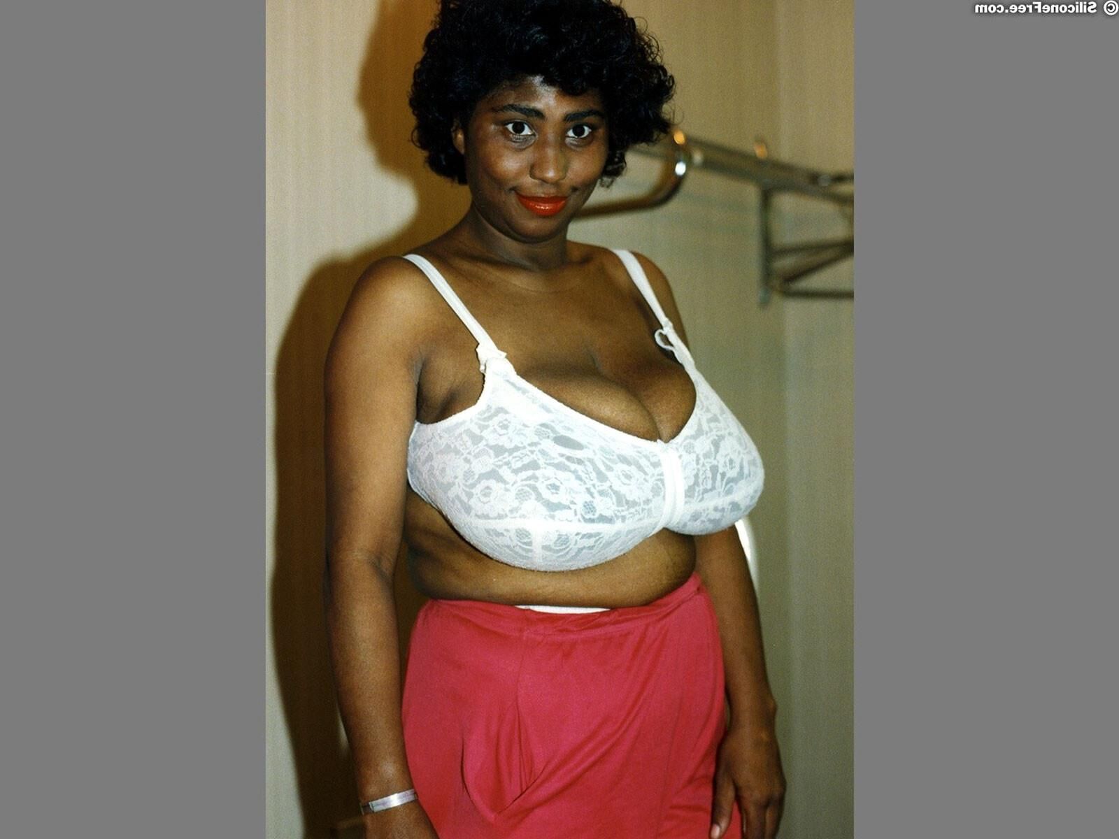 Cindy Busty schwarzes Mädchen in einem roten Oberteil und Hosen