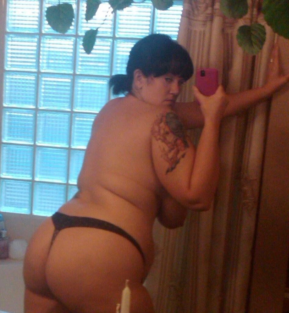 Bigtitted brunette with arm tatoo
