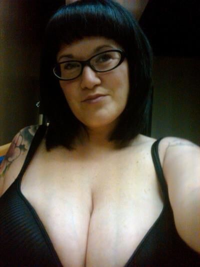 Bigtitted brunette with arm tatoo