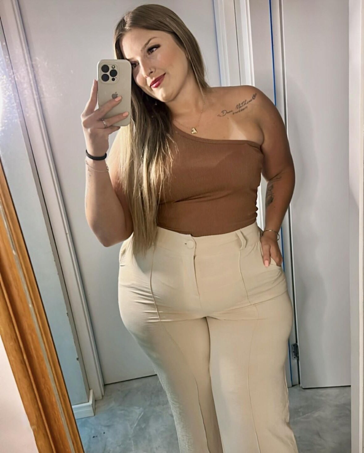 Patricia riesige Arsch große Brüste sexy Brünette Milf gemischte heiße Aufnahmen