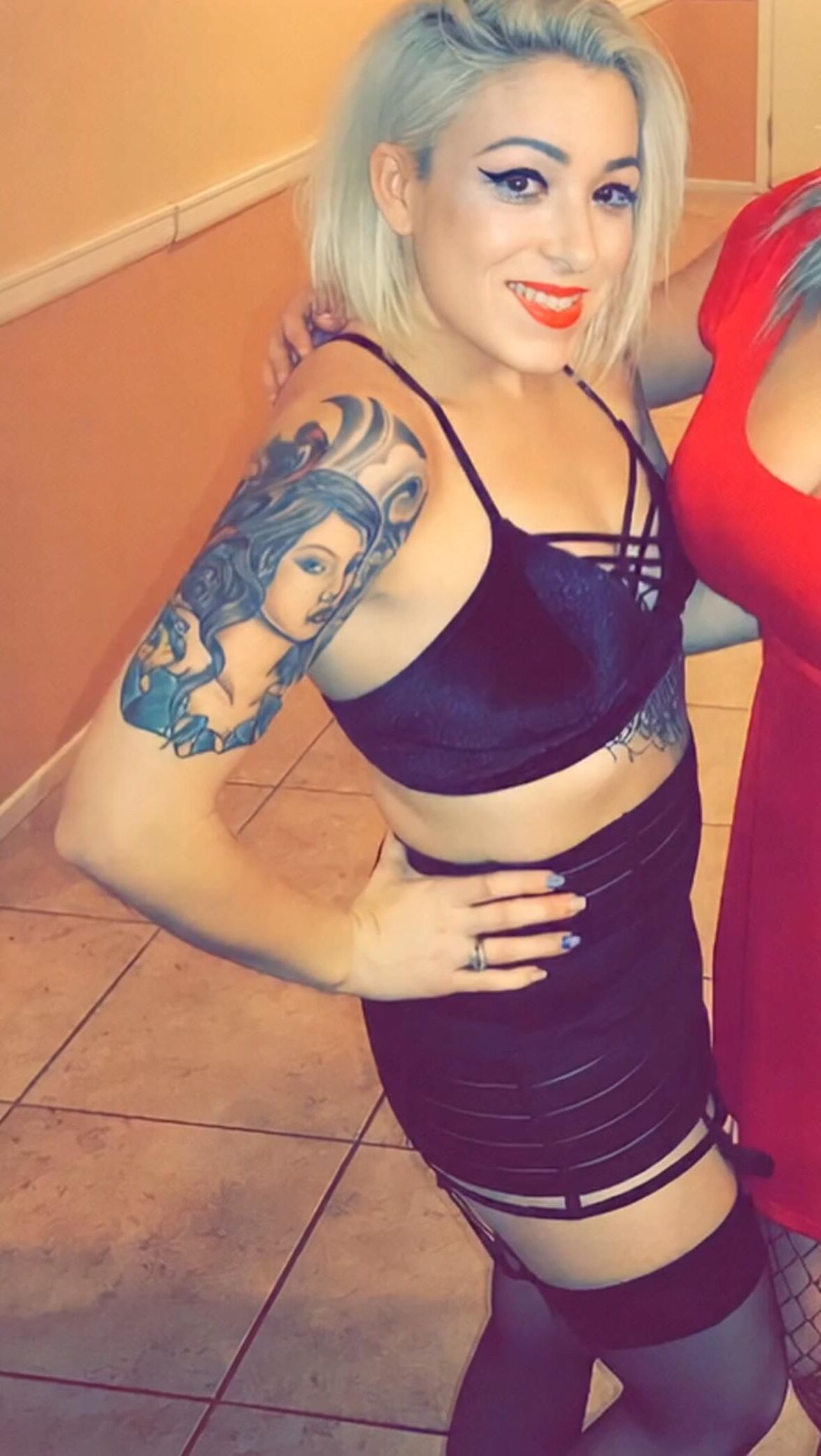 Ai meine Stieftochter (Slutty -Outfit -Titten)