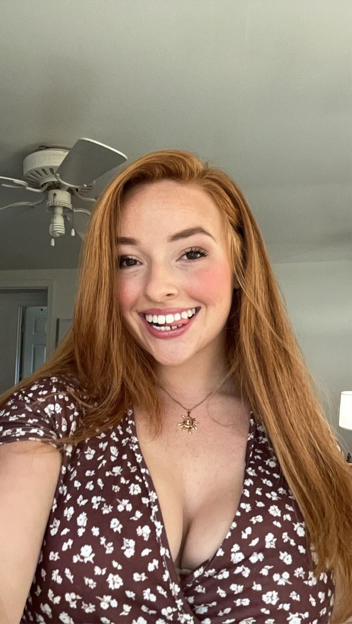 Kaia riesige Brüste Big Ass Redhead Wunderschönes Mädchen gemischte heiße Schüsse