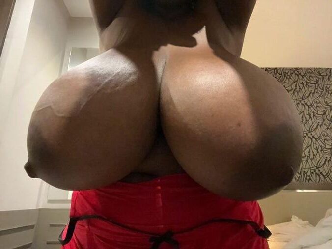 Enorme tetas club pt.