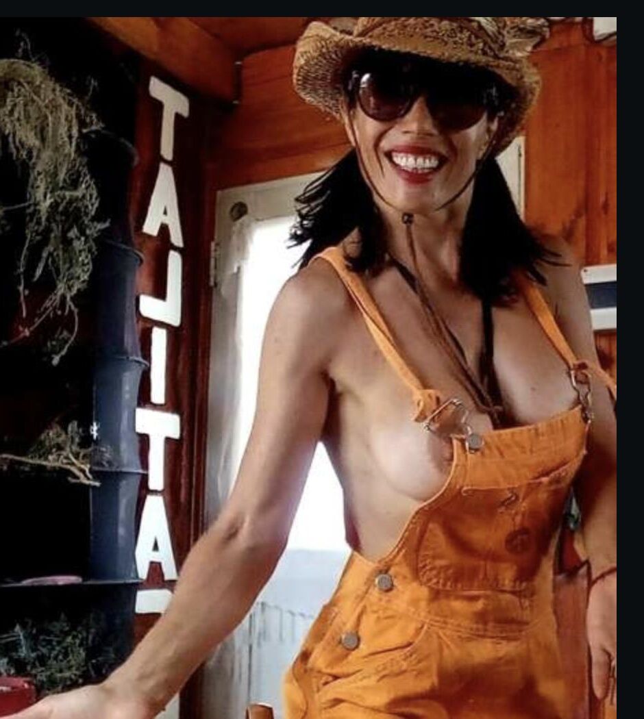Talita Chef muestra sus tetas. 