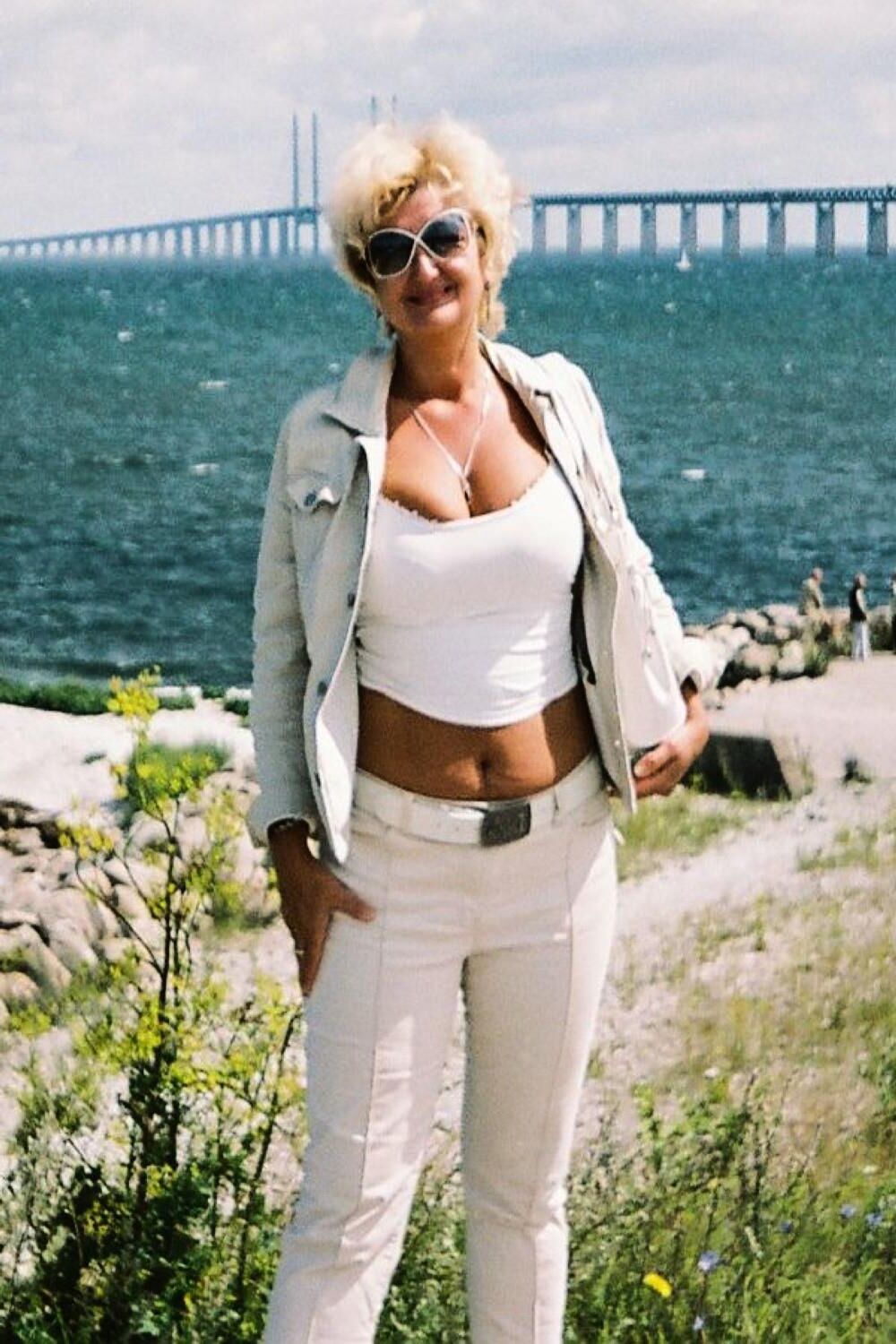 How she like to expose herself when she is out walking