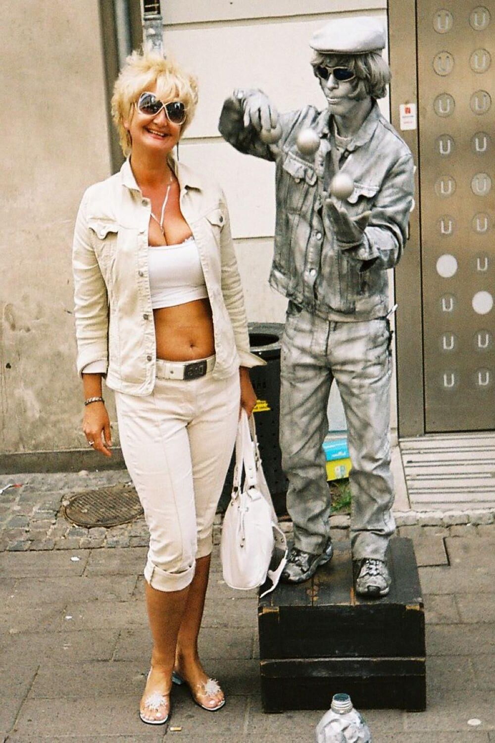 How she like to expose herself when she is out walking