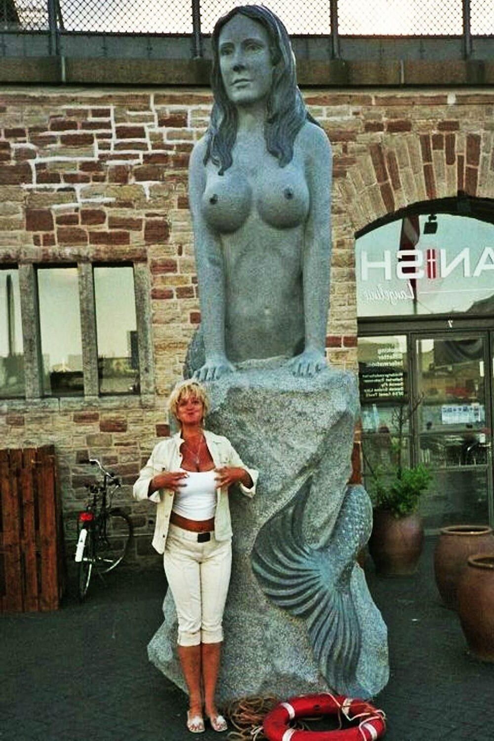 How she like to expose herself when she is out walking