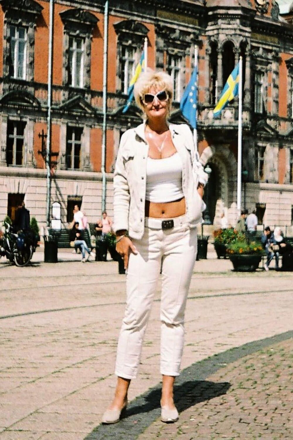 How she like to expose herself when she is out walking