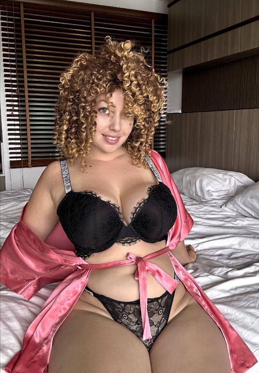 Hanna Zimmer Big Hair, Bigger Tits