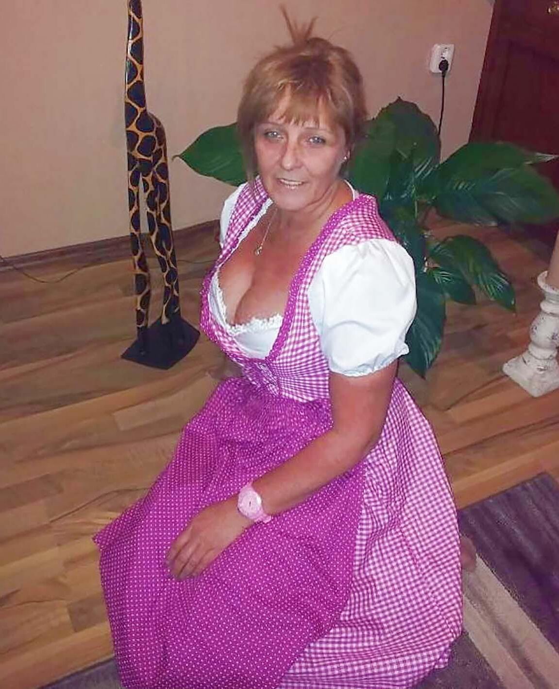 Fesche madln im dirndl zum vierhunderfünft`n